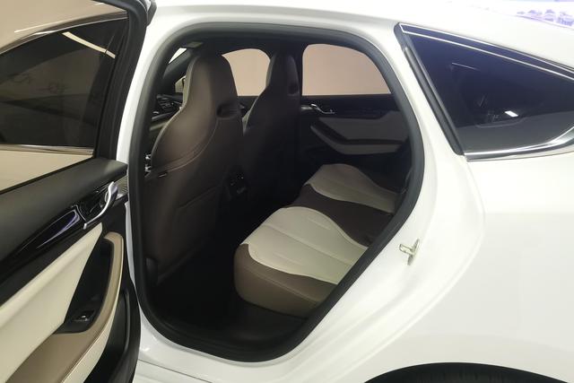 BYD Qin PLUS DM 2023 Белый из Китая