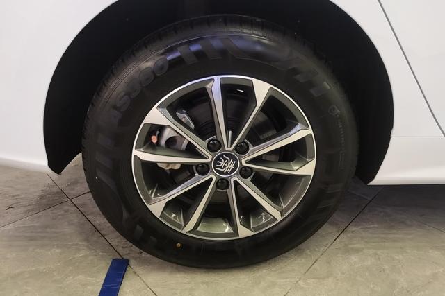 BYD Qin PLUS DM 2023 Белый из Китая, фото 3