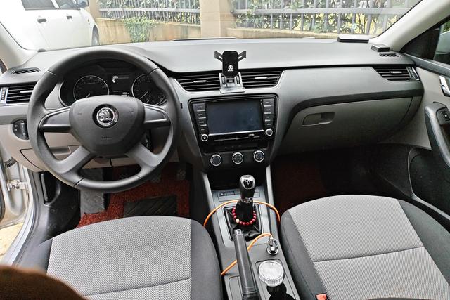 Skoda Octavia 2015 1.6 L MT — фото 11