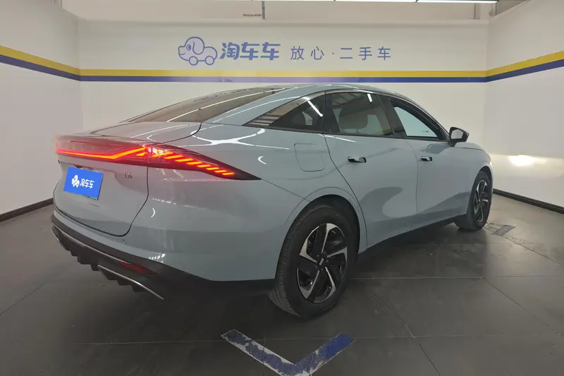 Geely Galaxy L 6 1.5 T DHT 125km PLUS — фото 3