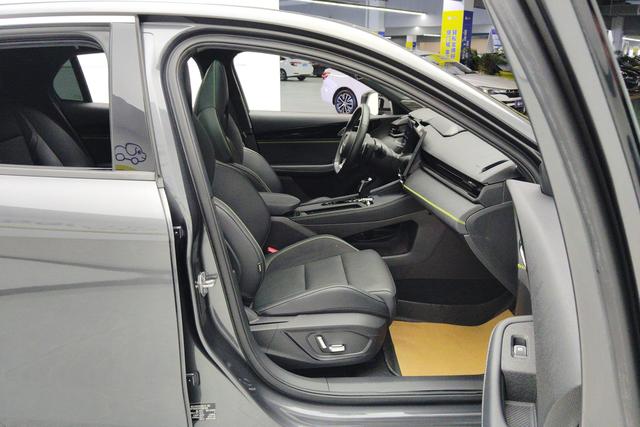 Lynk 03 2023 Темно-серый из Китая