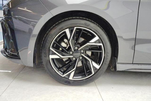 Lynk 03 2023 Темно-серый из Китая, фото 2