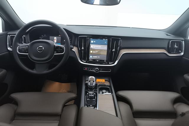 Volvo S60 2025 B 4 — фото 13
