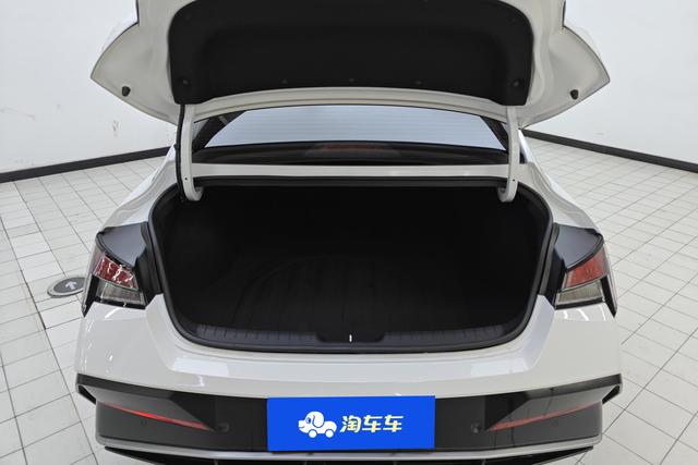 Hyundai Elantra 2023 1.5 L CVT GLX — фото 17