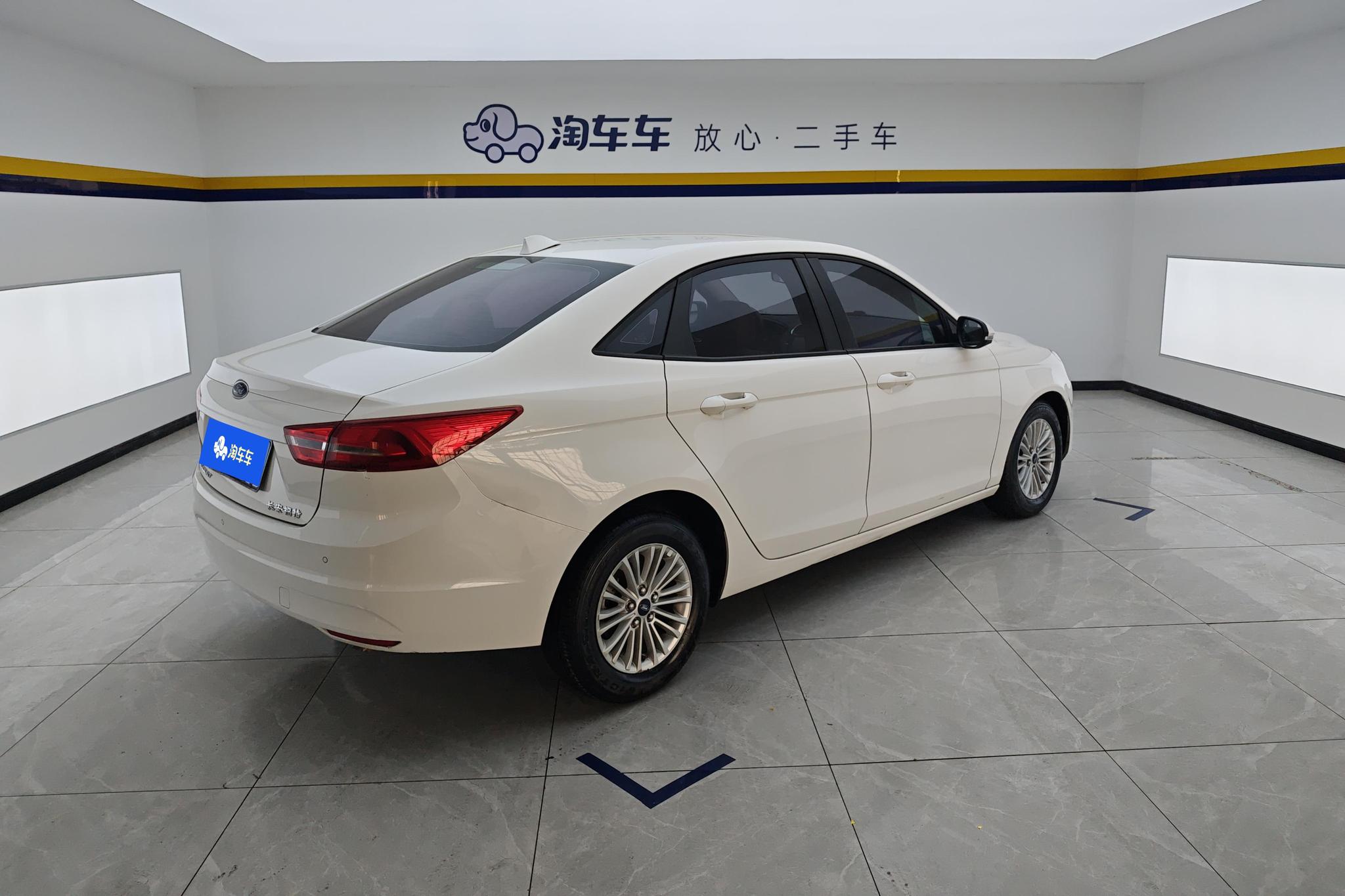 Ford Escort 2015 1.5L MT Comfort