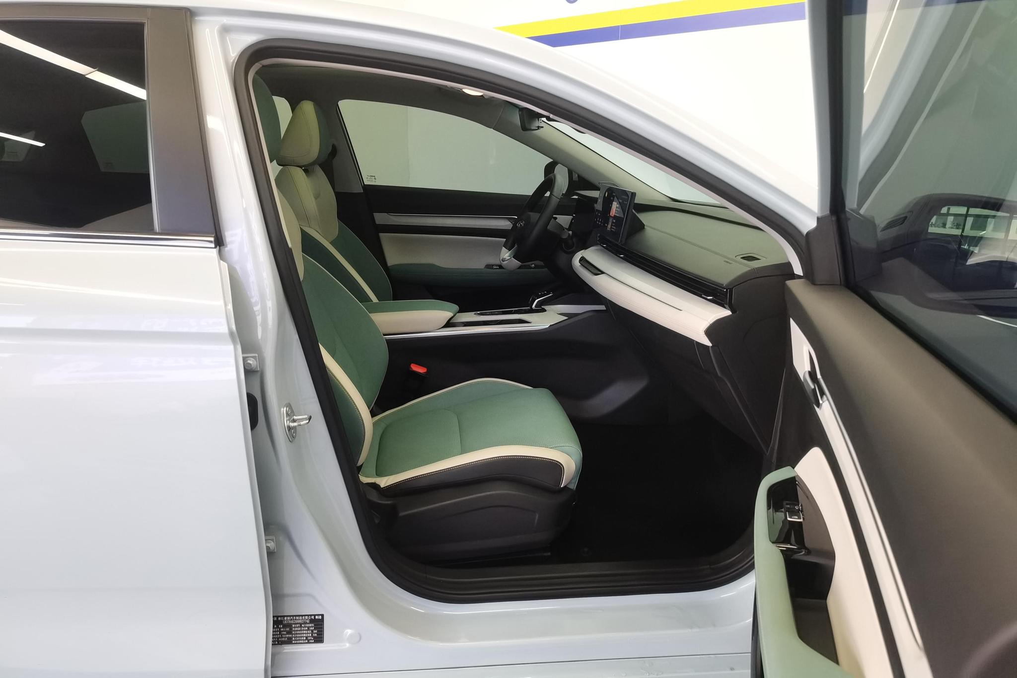 Geely Emgrand L HiP L HiP 2022 1.5TD-DHT Pro 100KM Super