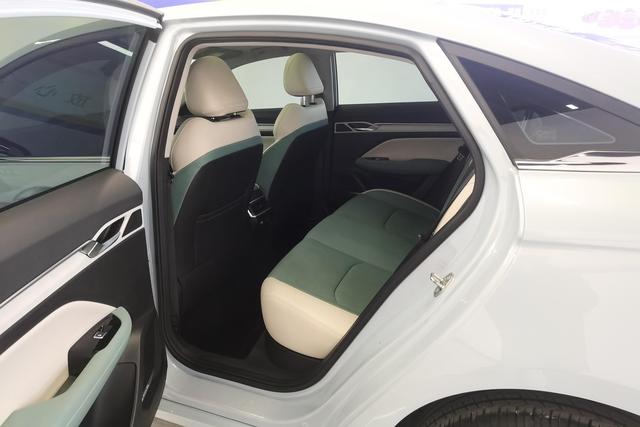 Geely Automobile Emgrand L HiP id 3785730 из Китая 10