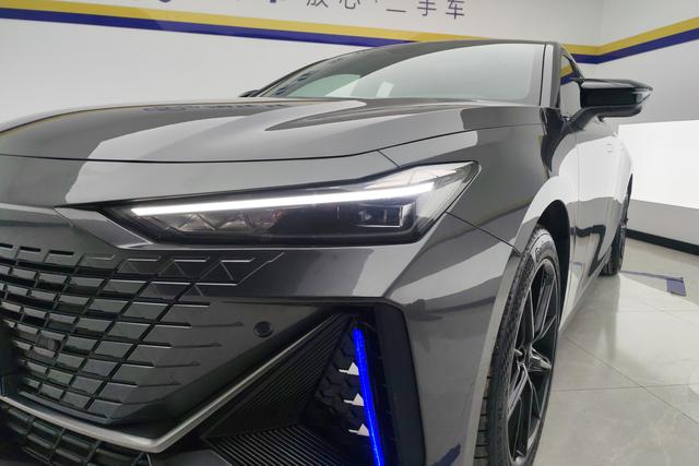 Changan UNI-V 2024 1.5 T — фото 4