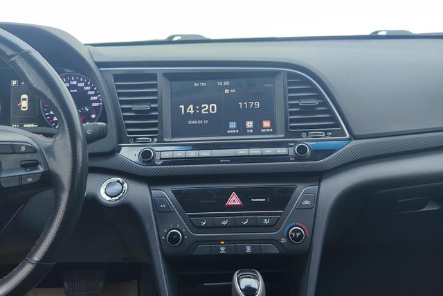 Hyundai Elantra — фото 12