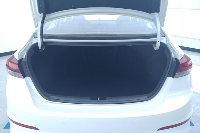 Hyundai Elantra — фото 17