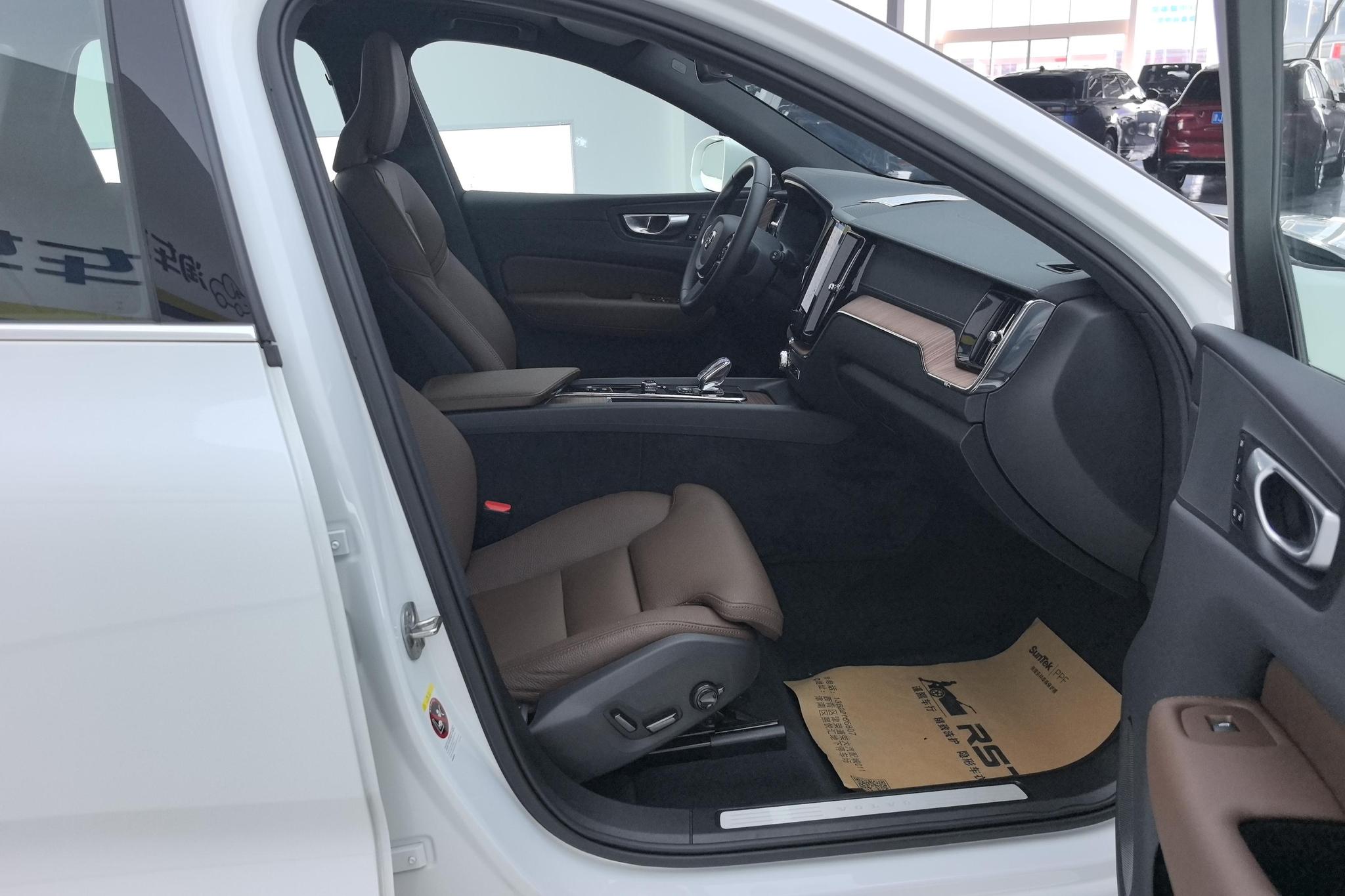 Volvo XC60 2025 B5 Luxury