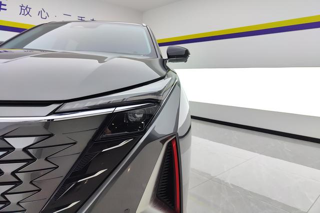 Changan Auchan Z6 2023 Темно-серый из Китая