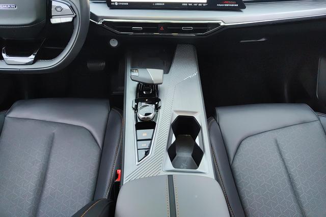 Changan Auchan Z6 2023 Темно-серый из Китая, фото 4