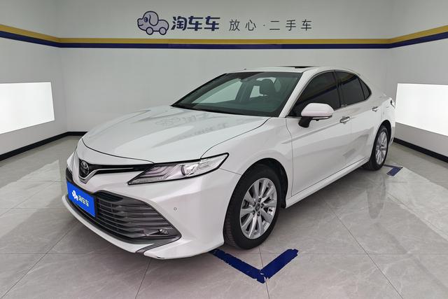 Toyota Camry 2019 — фото 1