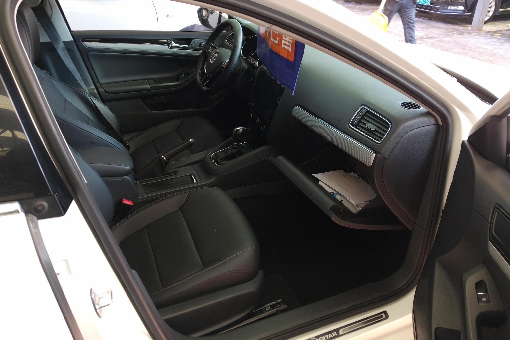 Volkswagen Sagitar 2017 1.6L AT Comfort