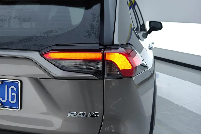Toyota RAV4 — фото 5