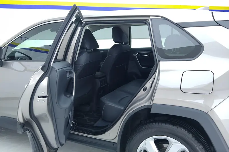 Toyota RAV4 — фото 10