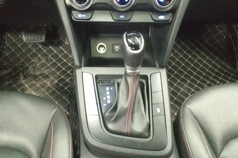 Hyundai Elantra — фото 11