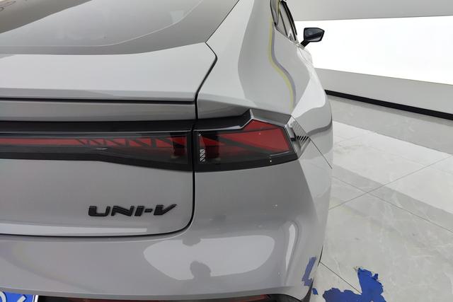 Chang'an UNI-V 2022 Темно-серый из Китая, фото 6