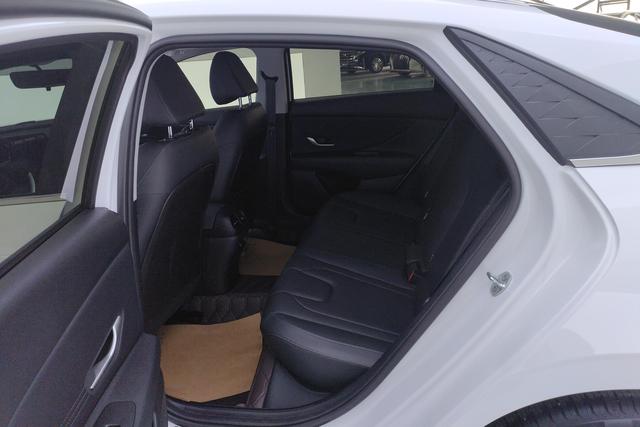 Hyundai Elantra 2023 1.5 L CVT GLX — фото 16