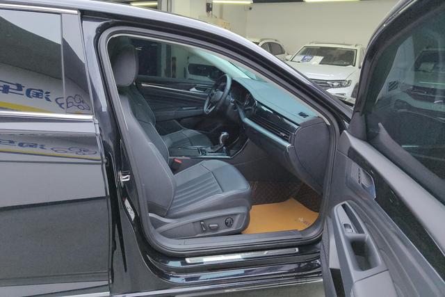 Volkswagen Passat 2023 330 TSI — фото 16