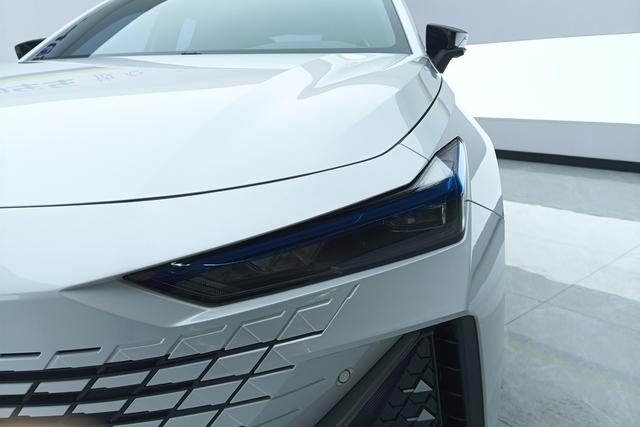 Changan UNI-V 2023 1.5 T — фото 4