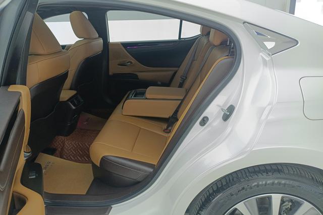 Lexus ES 2020 300h VI — фото 16