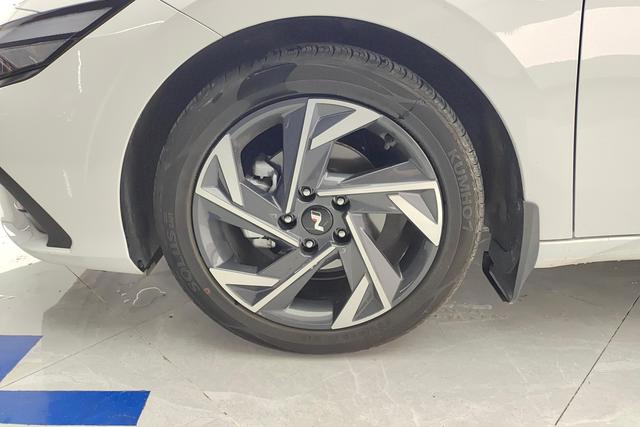 Hyundai Elantra 2023 1.5 L CVT GLX — фото 9