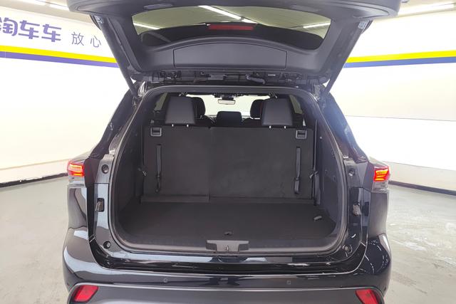 Toyota Crown Kluger 2023 2.5 L E-CVT 4 WD — фото 17
