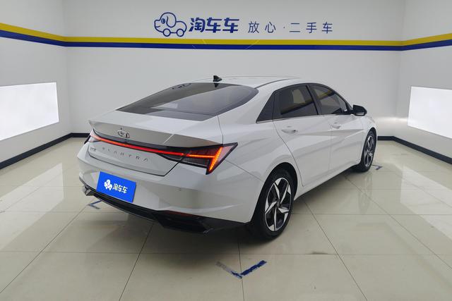 Hyundai Elantra 2021 1.5 L CVT LUX — фото 3
