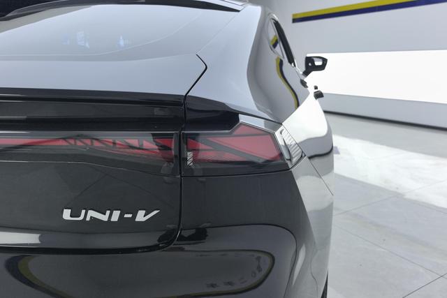 Changan UNI-V 2022 1.5 T Premium — фото 4
