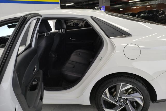 Hyundai Elantra 2023 1.5 L CVT GLX — фото 16