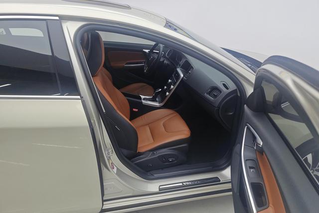 VOLVO S60 2019 — фото 15