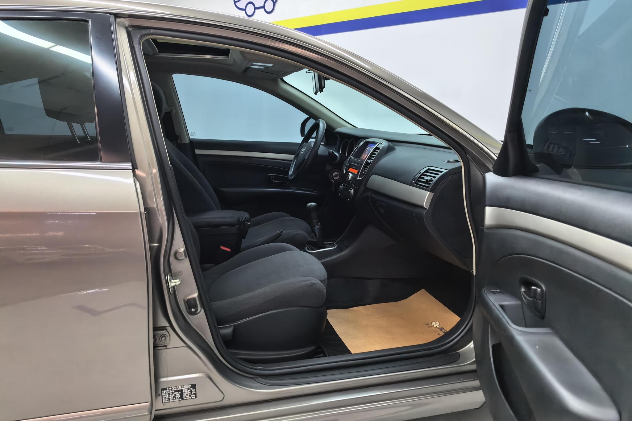 Nissan Sylphy 2018 1.6XE+ MT Lead