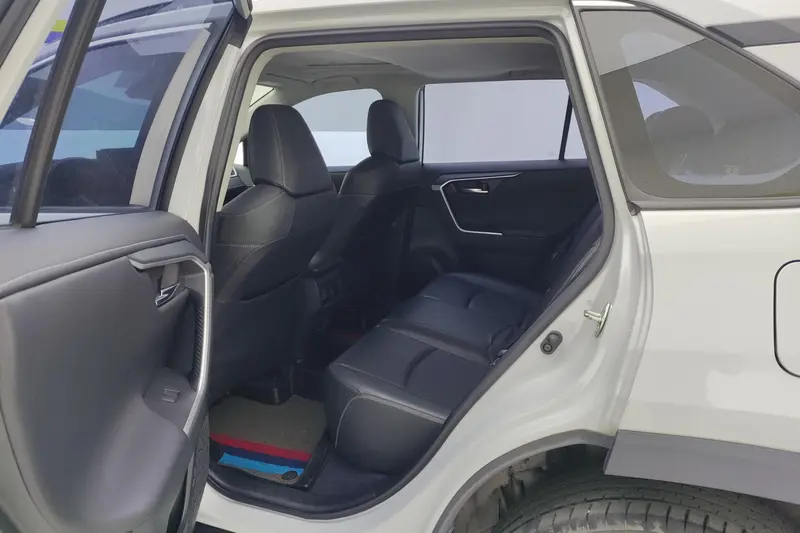 Toyota RAV4 — фото 12