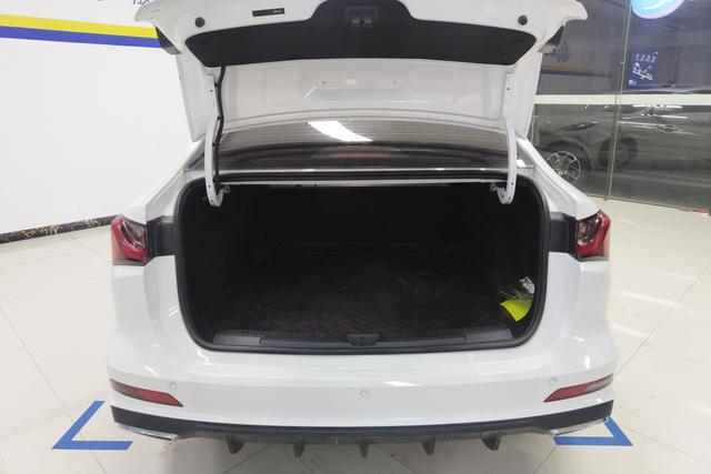 Roewe i5 2023 1.5 L CVT — фото 17