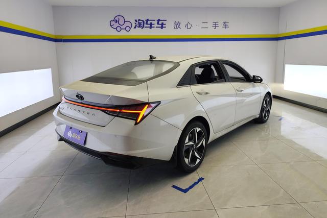 Hyundai Elantra 2021 1.5 L CVT LUX — фото 3