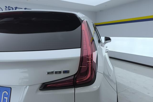 Cadillac XT4 2023 28 T 2 WDLuxury — фото 5