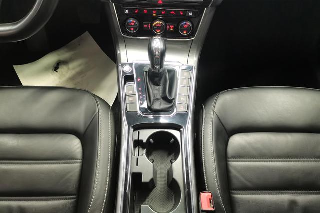 Volkswagen Passat 2017 330 TSI DSG — фото 15