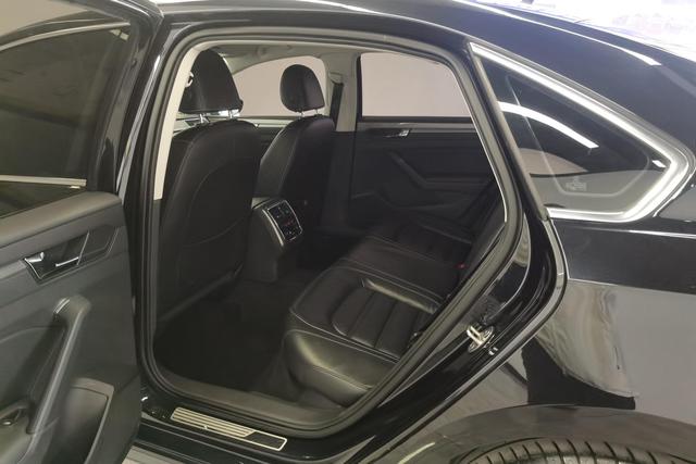 Volkswagen Passat 2017 330 TSI DSG — фото 16