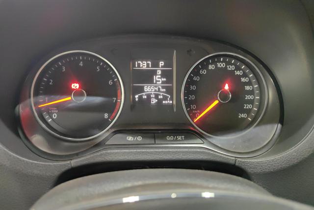 Volkswagen Polo 2016 1.6 L ATLuxury — фото 14