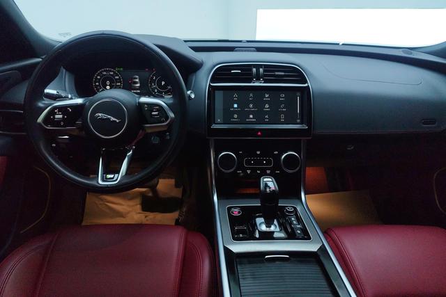 Jaguar XEL 2022 2.0 T 250 PS R-DYNAMIC S — фото 12