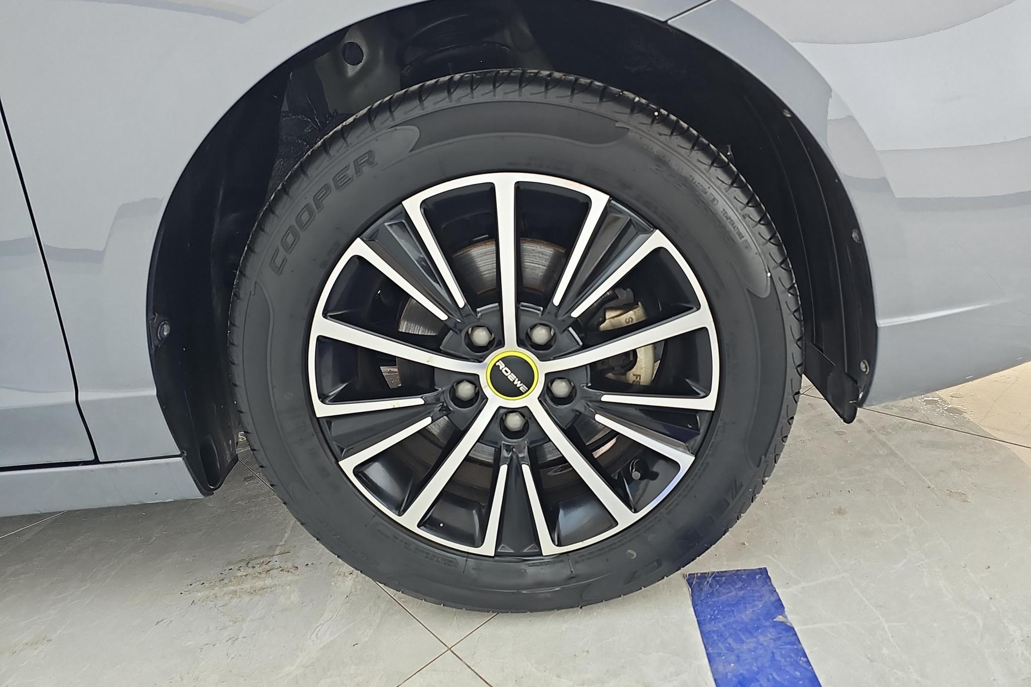 Roewe i5 2021 1.5L CVT Black Gold