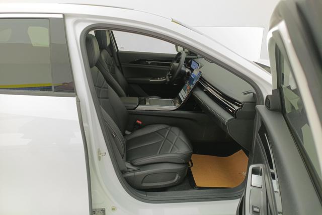 Geely Galaxy L6 2024 1.5 T DHT 125km PLUS — фото 15