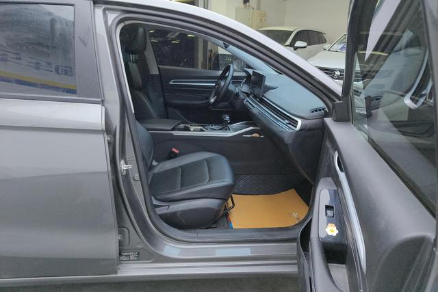 Geely Emgrand 2023 4 1.5 L CVTLuxury — фото 16