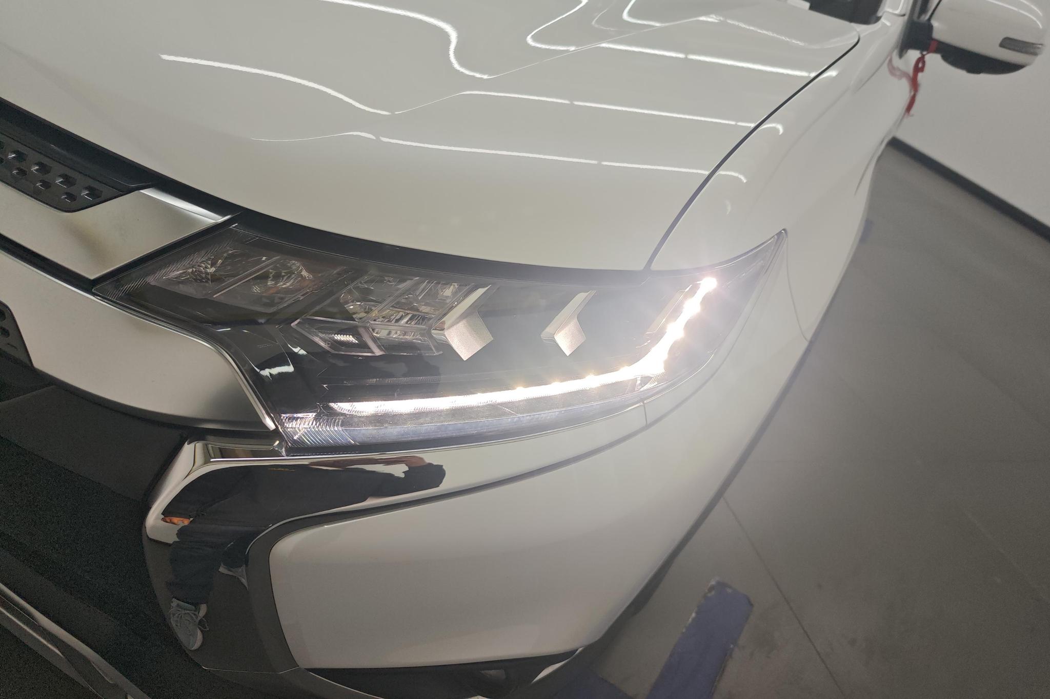 Mitsubishi Outlander 2021 2.4L 7 мест