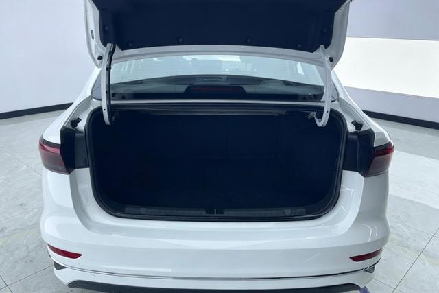 Geely Emgrand 2025 1.5 L MT — фото 17