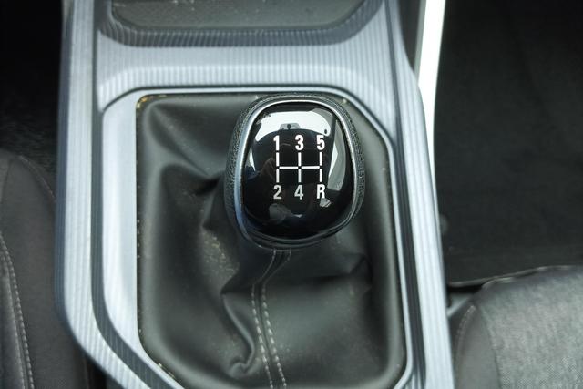 Geely Emgrand 2025 1.5 L MT — фото 15