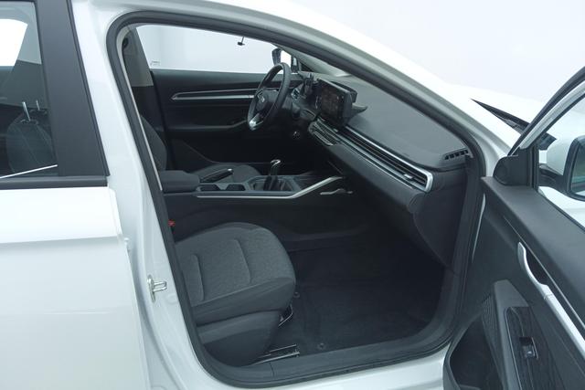Geely Emgrand 2025 1.5 L MT — фото 11