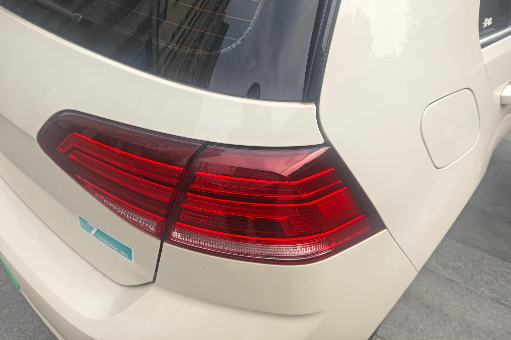 Volkswagen Golf ·